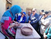 صور.. وزيرة البيئة تختتم جولتها بالفيوم بزيارة قرية تونس