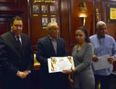 محافظ الأقصر يكرم 8 موظفين لتفوقهم فى دورات تدريب التنمية المحلية