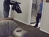 "المنزل الخطأ يا مغفل"..فيديو للص يتعرض للضرب بعد اقتحامه منزل ببندقيه