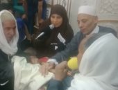 فيديو وصور.. مأذونة تشهر عقد زواج شقيقها بصوتها داخل مسجد فى "سمسطا" ببنى سويف