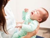 خلى بالك.. كيف تحدث "متلازمة هز الرضيع" وما أعراضها؟