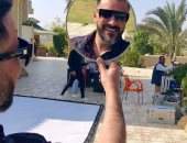 صور.. محمد رجب فى كواليس مسلسله الرمضانى "علامة استفهام"