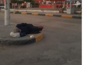 "إحنا معاك".. قارئة تشارك بصورة رجل بلا مأوى بميدان سانت فاتيما بالقاهرة  