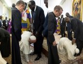 بابا السلام.. نانسى عجرم تحتفى بقبلات البابا فرنسيس على أقدام زعماء جنوب السودان