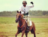 الرياضة سر النجاح.. 15 صورة للشيخ محمد بن راشد خلال ممارسته التنس وركوب الخيل