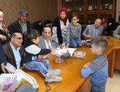 صور..محافظ شمال سيناء يمنح 10تأشيرات حج بالقرعة العلنية لـ10 مسنين بالمحافظة
