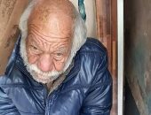 قارئة تشارك بصورة لمشرد ينام فى العراء بشارع الثانوية فى المنصورة