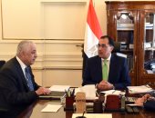 رئيس الوزراء يوجه بالتفاوض سريعا مع شركات تصنيع التابلت لتصنيعه فى مصر