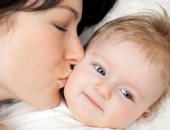 الحمى الغدية..كيف تنقل المرض لطفلك من خلال قبلة