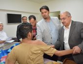 رئيس جامعة أسيوط يترأس فريقاً طبياً لعلاج الجنود اليمنيين من مصابى الحرب