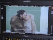 بطل Game Of Thrones يتظاهر بـ"الترجيع" بعد تقبيل إيميليا كلارك.. فيديو