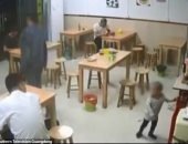 لعدم امتلاكه ثمن الوجبة.. أب يترك ابنته "رهن" فى مطعم بالصين.. فيديو وصور