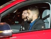 شاهد.. وصول ميسي وسواريز في سيارة خاصة قبل قمة برشلونة ضد مان يونايتد