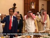 الرئيس الإندونيسى يلتقط مقطع فيديو "سيلفى" مع الملك سلمان بن عبد العزيز