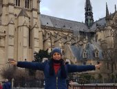 أسرة توثق بالصور زيارتها لكاتدرائية نوتردام خلال رحلة لباريس