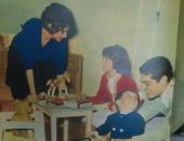 صورة تاريخية.. فاتن حمامة وعمر الشريف يلعبان مع الطفلين نادية وطارق