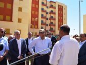 فيديو وصور.. رئيس الوزراء يتفقد محطة معالجة الصرف بالمدامود ومشروعات الإسكان الاجتماعى بطيبة 