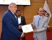 محافظ الوادى الجديد يكرم رئيس قسم القلب بمستشفى الخارجة العام 