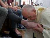 صور ..البابا فرنسيس يغسل أقدام سجناء فى  طقس خميس العهد