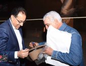 صور.. زاهى حواس يهدى نسخة من " قبعته وكتابة " إلى رئيس الوزراء 