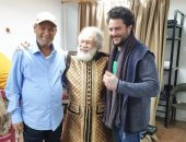 صورة.. الفيشاوى "الابن" يدعم والده من كواليس "الملك لير"