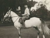 صورة نادرة.. الملك فاروق يركب حصانه وعمره 12 عاما
