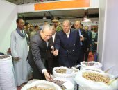 فيديو وصور.. محافظ كفر الشيخ يفتتح معرض سوبر ماركت أهلا رمضان