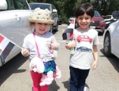 صور.. أطفال مصريين يحتفلون بالعلم بعد التصويت على الدستور فى الكويت