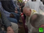 فيديو.. البابا فرنسيس يغسل أقدام مساجين داخل السجن لحثهم على مساعدة بعضهم