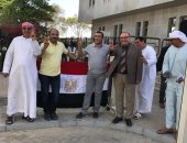 "بلدك تستحق - تحيا مصر".. تزايد أعداد المصريين للاستفتاء على الدستور فى دبى