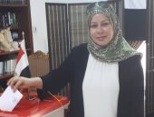 مصر تستطيع.. نائب رئيس جامعة البحرين تدلى بصوتها فى الاستفتاء.. صور