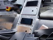 لإعادة تدويرها.. أبل تستخدم روبوتات لتقطيع 1.2 مليون أيفون فى السنة 