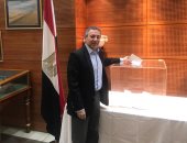 صور ..  سفير مصر فى لندن يدلى بصوته فى استفتاء التعديلات الدستورية