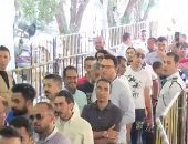 قبل غلق باب التصويت.. شاهد حشود المصريين أمام السفارة بالكويت..فيديو