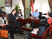 فريق "التخطيط" يتابع جولته للتعريف بجائزة التميز الحكومى بجامعة عين شمس