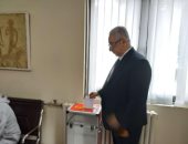 السفير المصرى بالصين يدلى بصوته فى الاستفتاء على تعديل الدستور