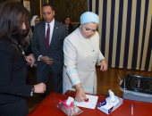 صور.. لحظة إدلاء انتصار السيسي بصوتها فى الاستفتاء على تعديل الدستور