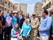 مواطنون يستقبلون محافظ القليوبية بهتاف تحيا مصر خلال الاستفتاء