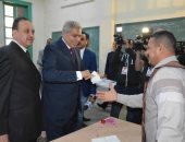 محافظ المنيا يدلى بصوته فى لجنة الفريق صفى الدين أبو شناف الثانوية
