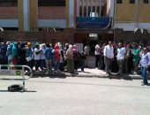 طوابير شبابية أمام مدرسة 6 أكتوبر للإدلاء بأصواتهم فى المنيا
