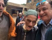 صور.. كفيف يدلى بصوته فى لجنة بالمنوفية ويطالب الشباب بالنزول والتصويت