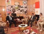 محافظ الشرقية يزور مقر الفرقة 6 مدرع لمتابعة سير انتظام الإستفتاء