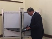 صور.. رئيس جامعة سوهاج وكفيف يدليان بصوتيهما فى التعديلات الدستورية