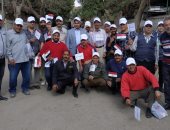 مواطن يشارك بصور المشاركة فى الاستفتاء على تعديلات الدستور بلجنة محطة مصر