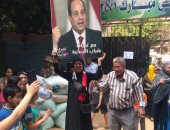 مواطنون يحملون صور الرئيس السيسي أمام لجان الاستفتاء بالوراق وبشتيل.. صور
