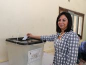 فيديو.. رئيسة القومى للمرأة تدلى بصوتها فى الدقى وتدعو نساء مصر للمشاركة بالاستفتاء