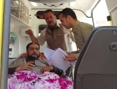 مواطن يدلى بصوته فى الاستفتاء من داخل سيارة إسعاف بشبين القناطر