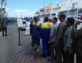 صور.. إقبال على لجنة المغتربين بميناء الإسكندرية