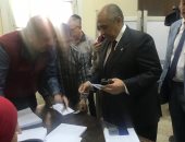 فيديو وصور.. وزير الزراعة يدلى بصوته فى الاستفتاء على التعديلات الدستورية