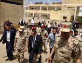 صور.. محافظ البحيرة يتفقد لجان الاستفتاء على الدستور فى دمنهور